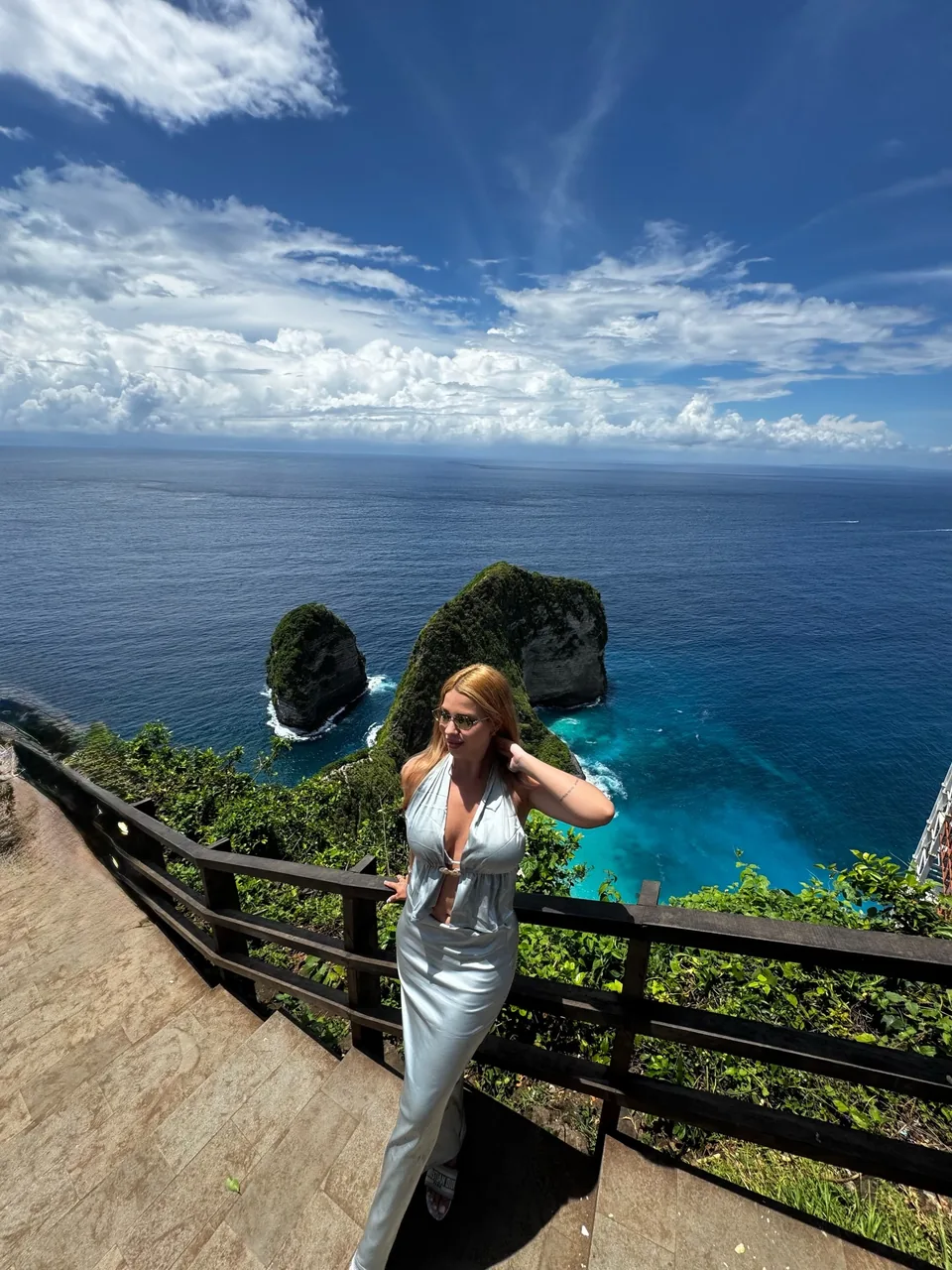 Mirella Sordi no mirante de Kelingking Beach, em Nusa Penida, Bali