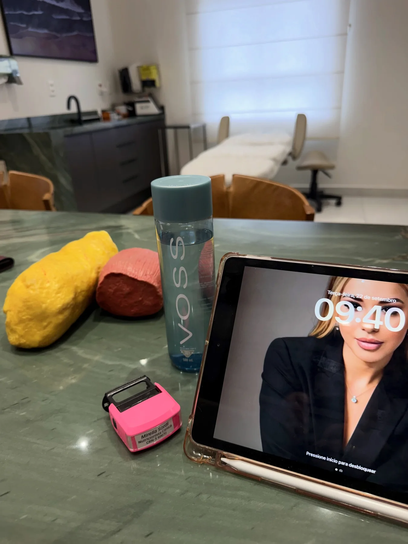 Mesa de trabalho de Mirella Sordi no consultório